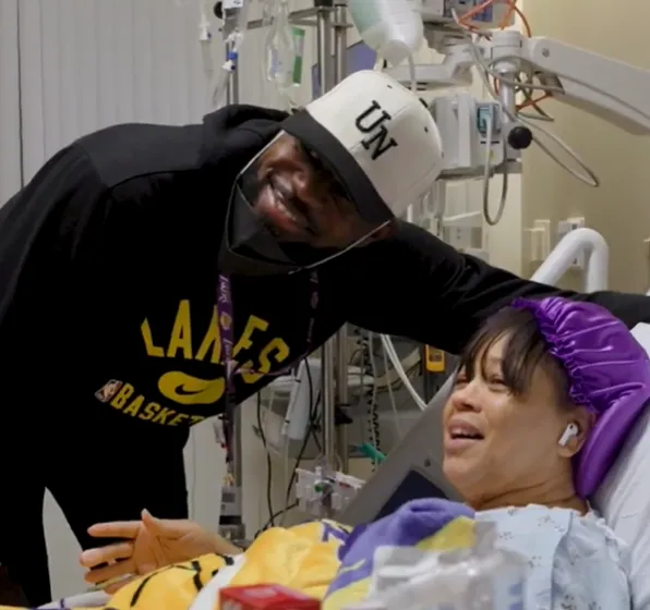 24小时免费足球直播足球免费-有爱!詹姆斯现身加州当地医院,亲切看望病人并赠予礼物