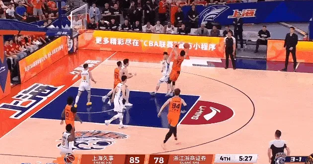 24小时免费足球直播足球免费-李弘权弧顶三分手起刀落,上海还剩5分钟领先广厦10分